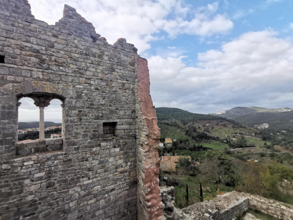 In A Beautiful Etruscan Village Suspended Between Sky And Sea A Castle On The Archipelago Campiglia Marittima Exterior foto